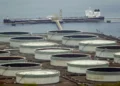 Globale Ölbestände stürzen ab, während die Hormus-Blockade die Versorgungskrise verschärft