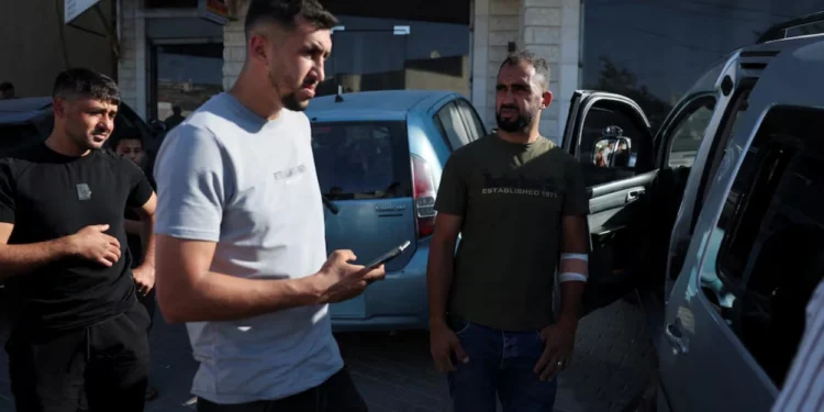 Israelische Siedler greifen palästinensisches Haus im Westjordanland in Qusra an, während die Gewalt eskaliert