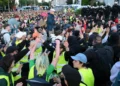 Zehntausende nehmen nach dem Wahlsieg der AfD an bundesweiten Protesten in Deutschland teil