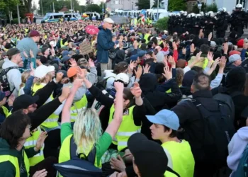 Zehntausende nehmen nach dem Wahlsieg der AfD an bundesweiten Protesten in Deutschland teil