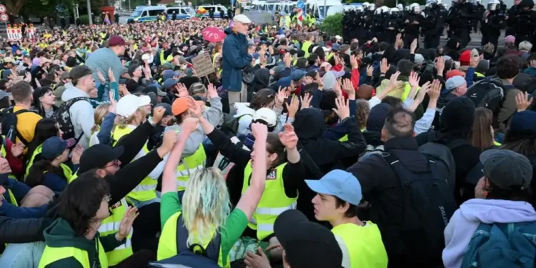 Zehntausende nehmen nach dem Wahlsieg der AfD an bundesweiten Protesten in Deutschland teil